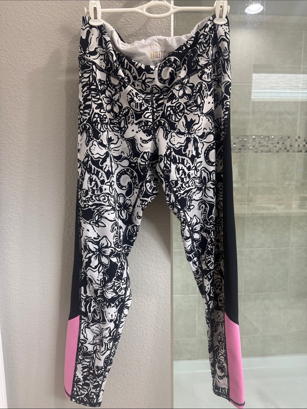 Lilly Pulitzer Luxletic Leggings Onyx with a Twist Size Large